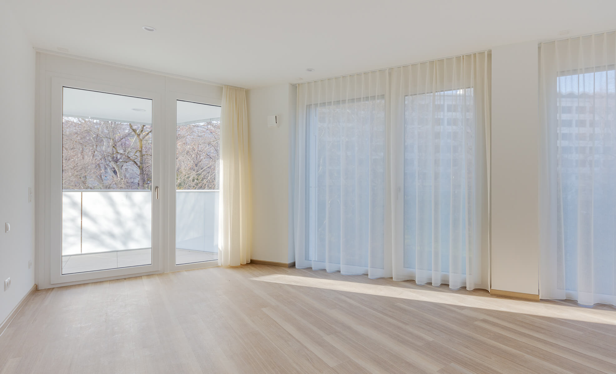 Lichtdurchflutete Räume dank bodentiefer Fenster