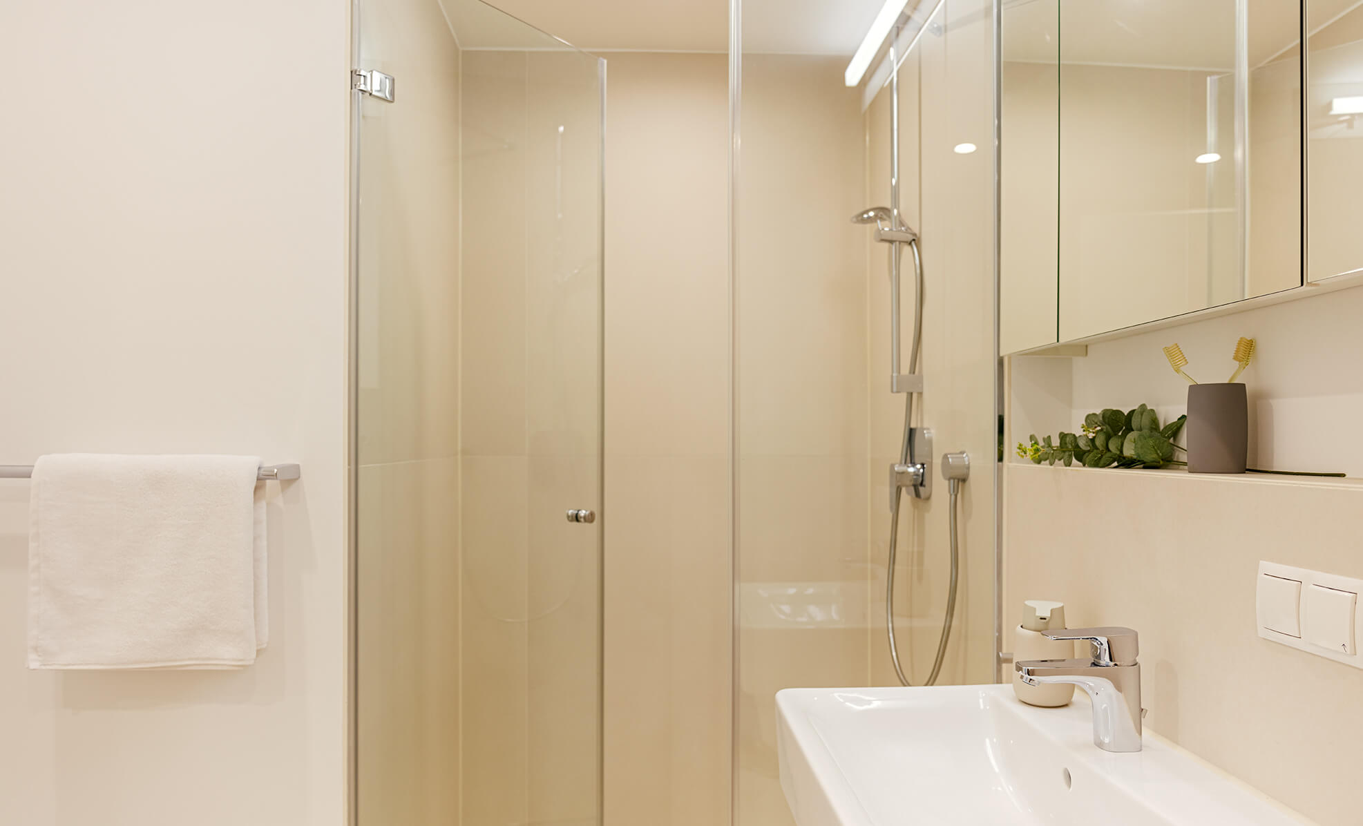 Komfortables und modernes Badezimmer mit Dusche in Mietwohnung inklusive